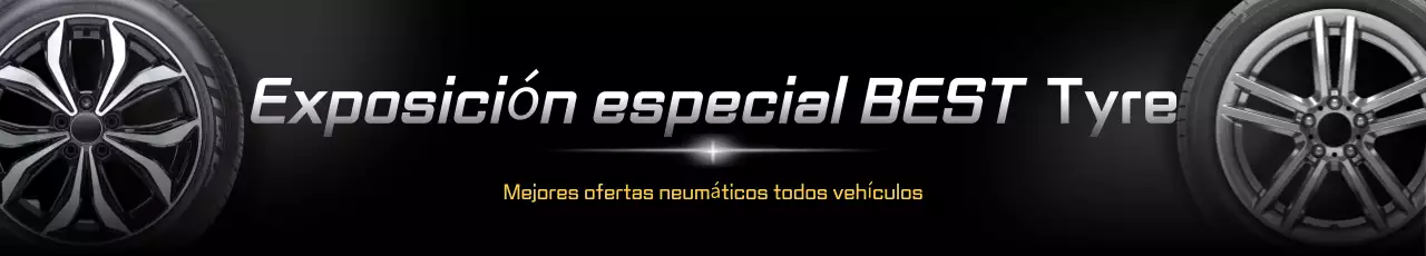 Exposición de coches modernos negros