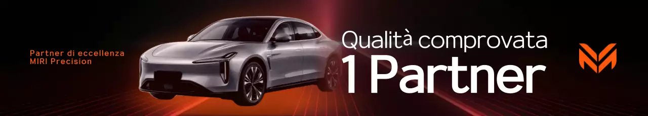 Pubblicità di un'auto elegante arancione