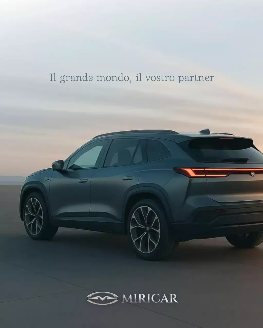 pubblicità di auto moderna grigia