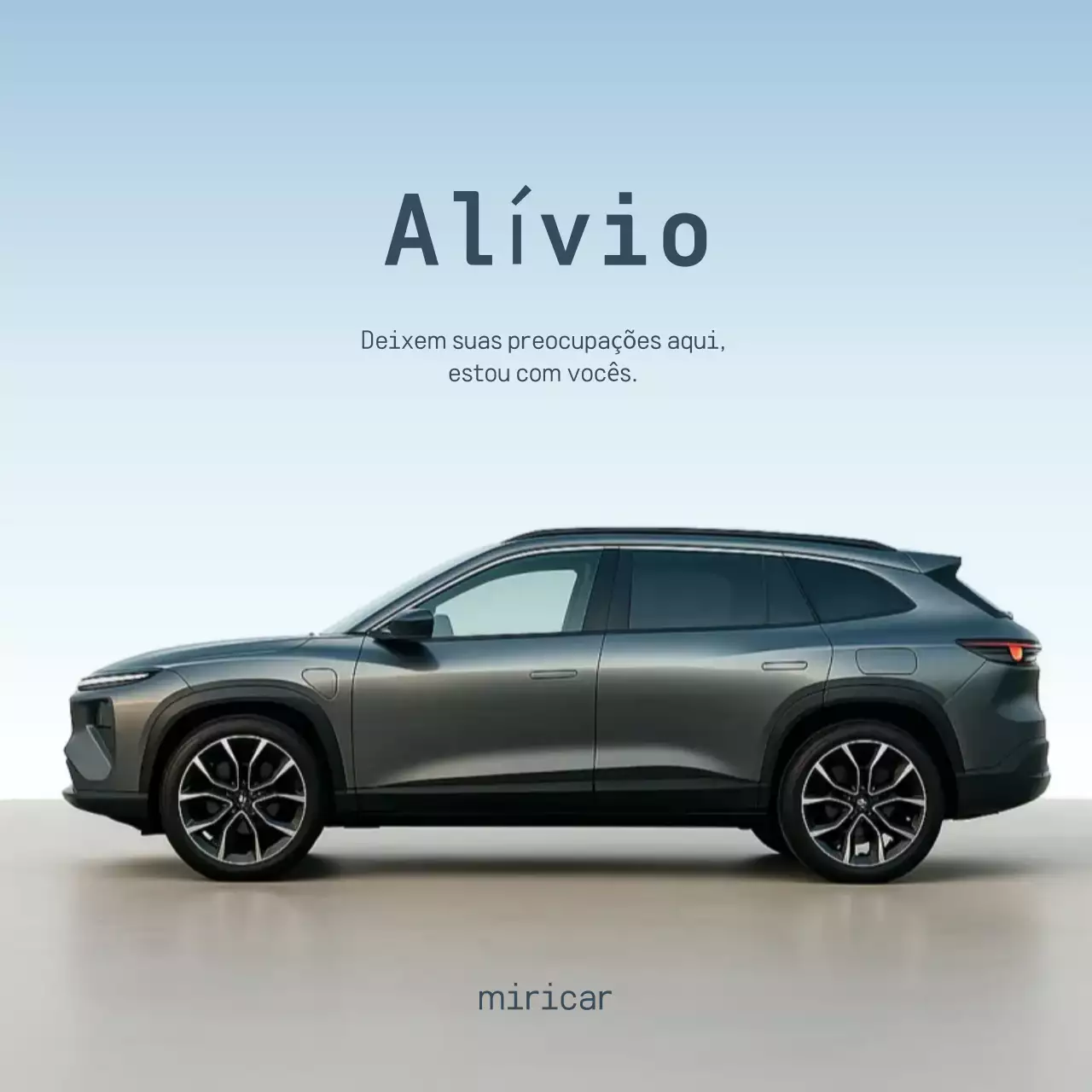 Propaganda de carro moderno azul-celeste