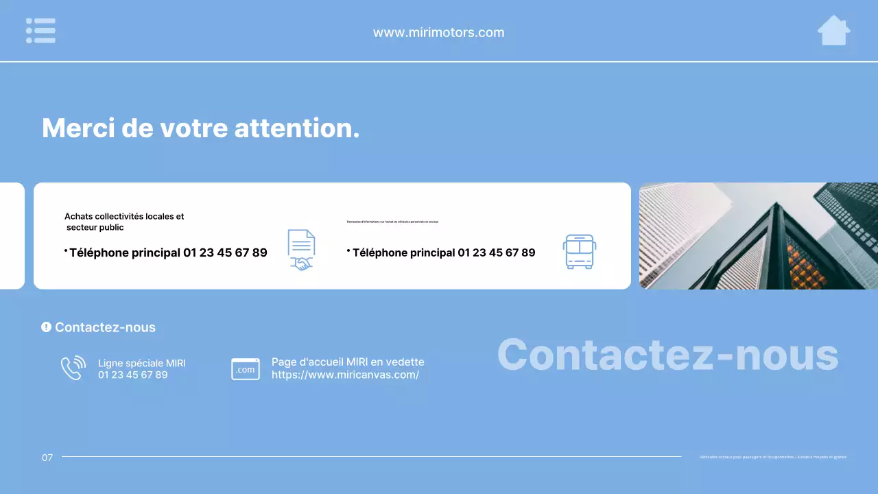 Publicité pour une voiture moderne bleu ciel