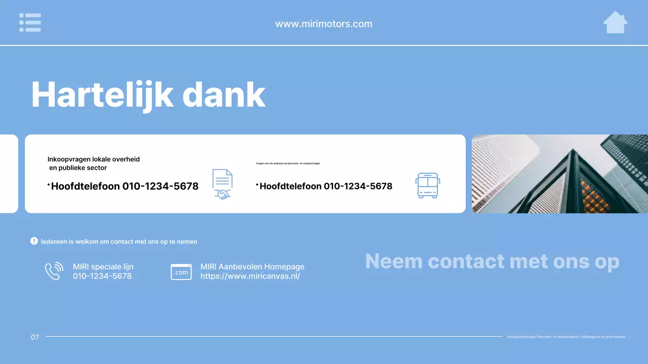 Reclame voor een moderne auto in hemelsblauw