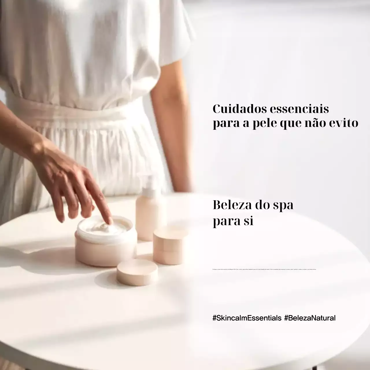 Anúncio minimalista bege para cuidados com a pele em mídias sociais