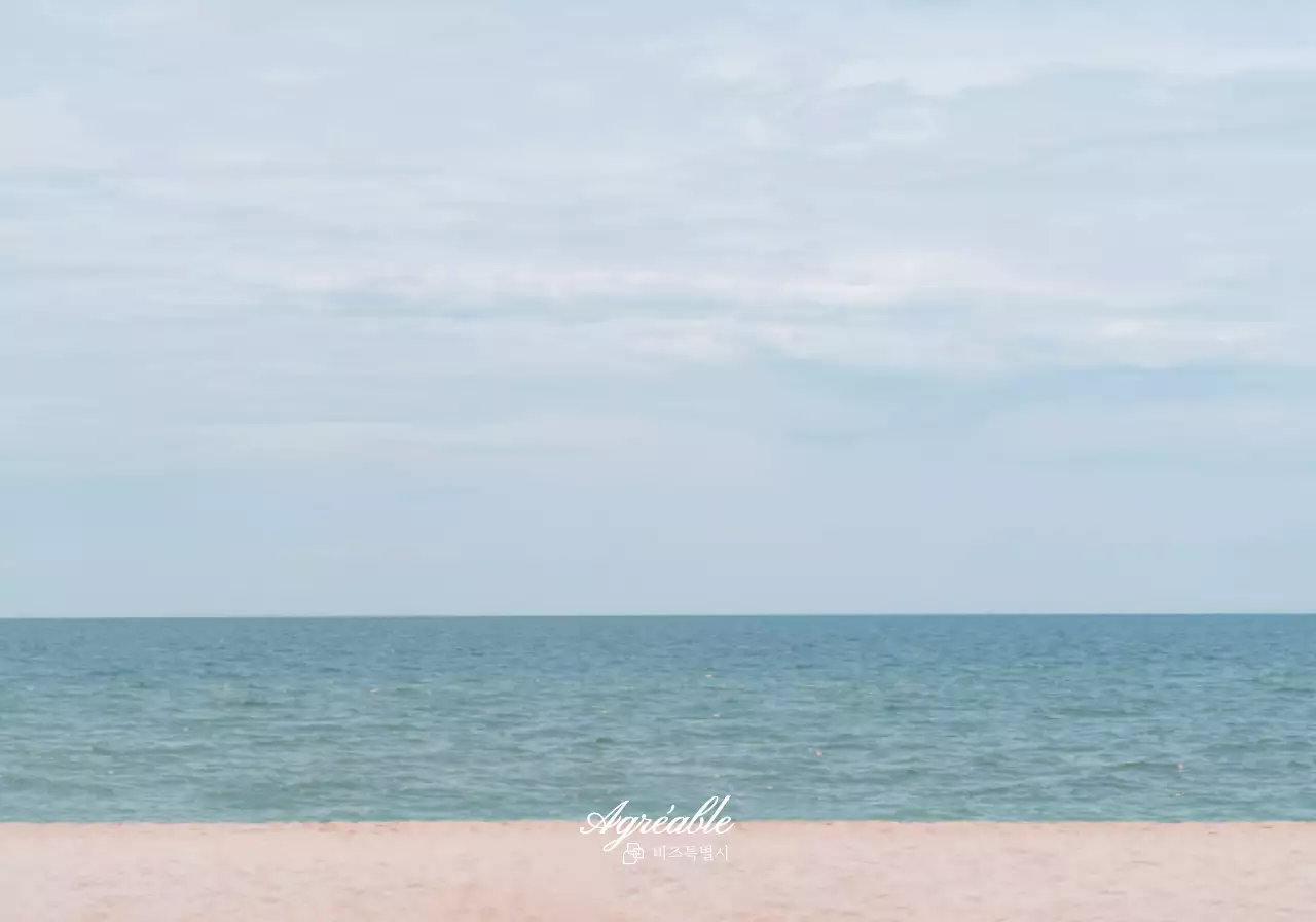 감성적인 노을지는 푸른 들판의 실물 사진이 있는 관광지 기념품