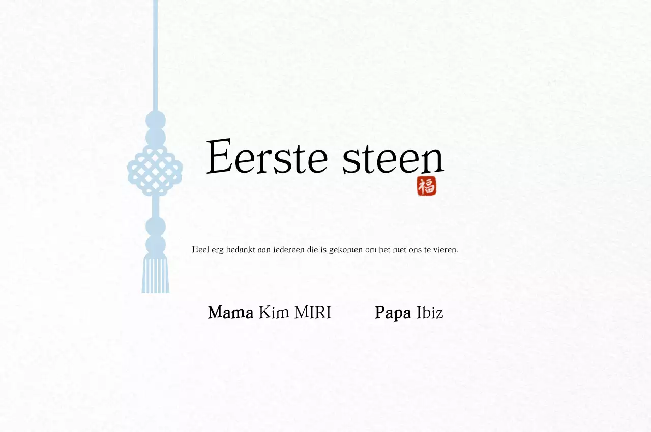 Witte traditionele uitnodiging voor een eerste verjaardag