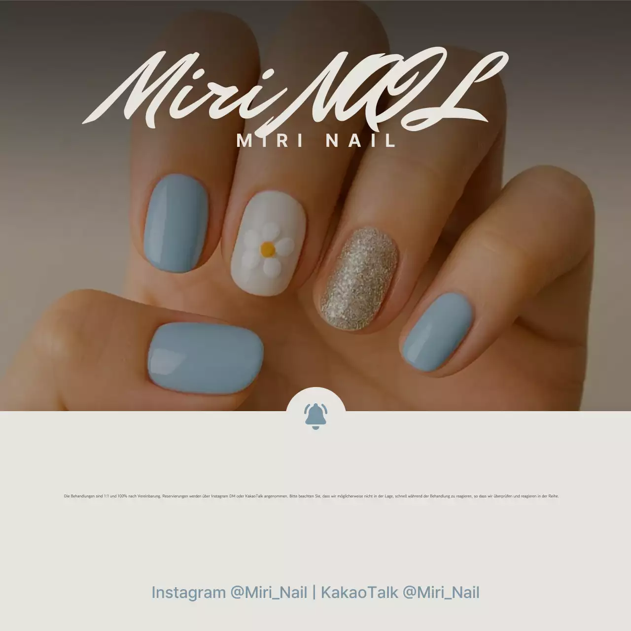 Himmelblaue moderne Nagelkunst-Aktion