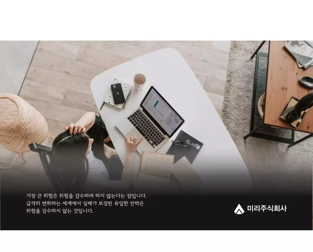 그레이의 심플한 기업 달력