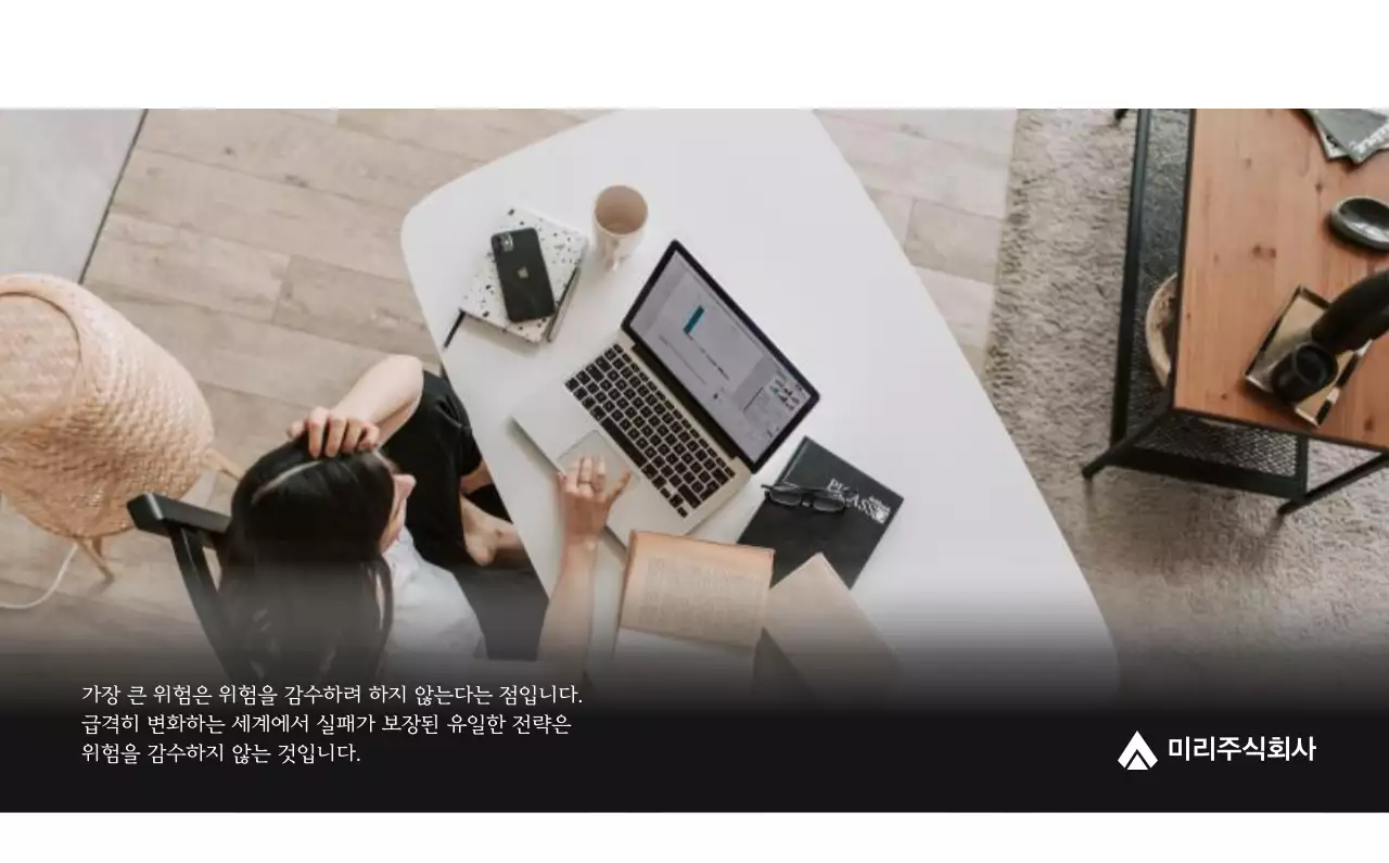 그레이의 심플한 기업 달력