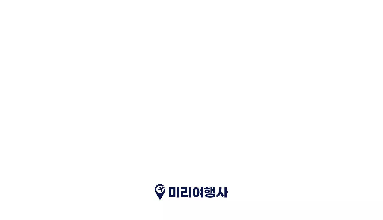 사계절 풍경의 여행 사진과 깔끔하고 과감한 텍스트 레이아웃의 연말 연시 기념 여행사 기업