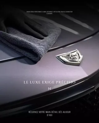 Publicité pour une voiture de luxe grise