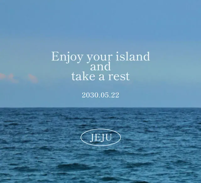 차분하고 감성적인 바다 사진이 배경으로 있는 감성 글씨 관광 상품 디자인