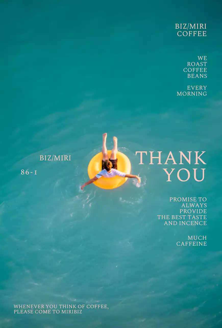 黄色いチューブに乗っている男の子と海の写真