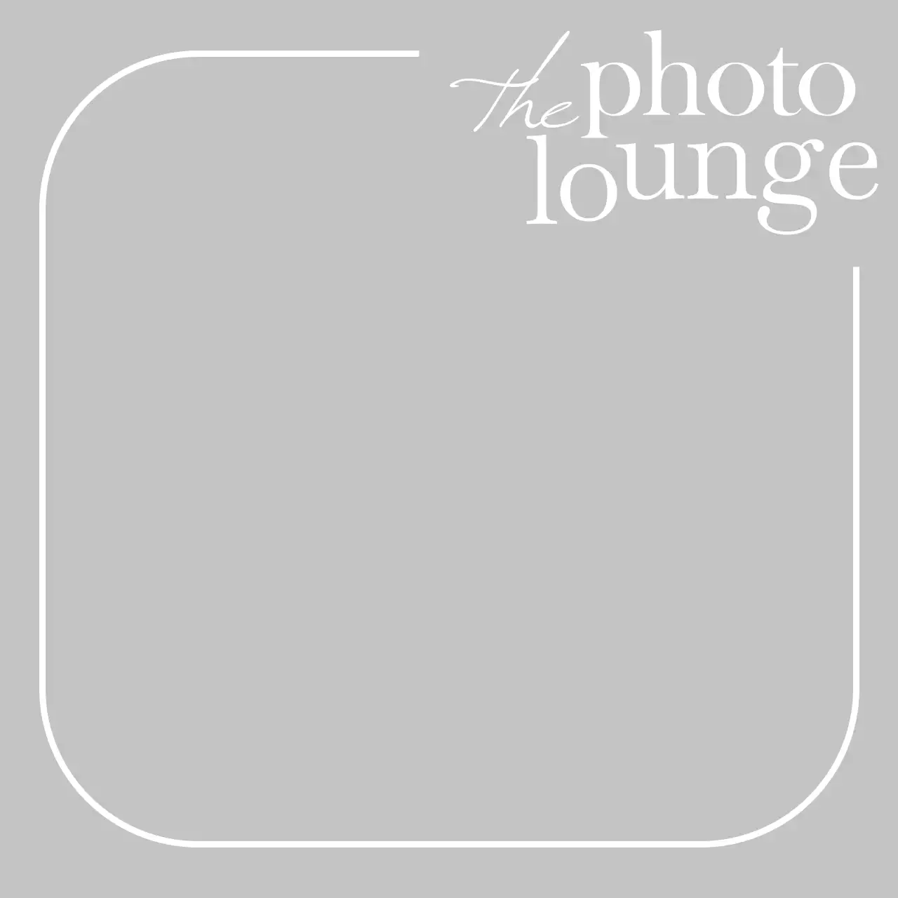 화이트의 포토존 컨셉 필기체가 더해진 세련된 로고