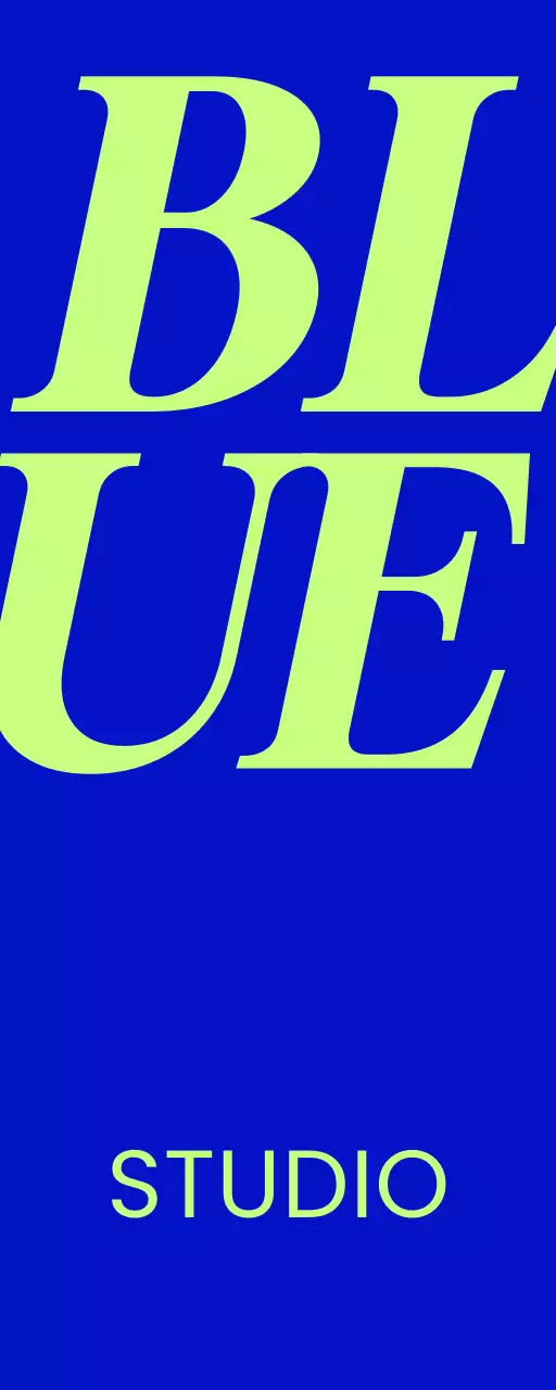 파란색과 흰색의 블루 스튜디오 텍스트와 단색 배경으로 이루어진 심플한 느낌의 매장 간판