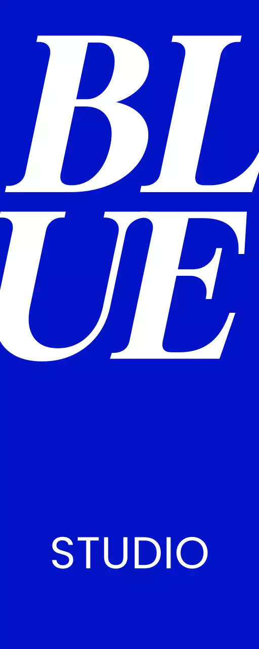 파란색과 흰색의 블루 스튜디오 텍스트와 단색 배경으로 이루어진 심플한 느낌의 매장 간판