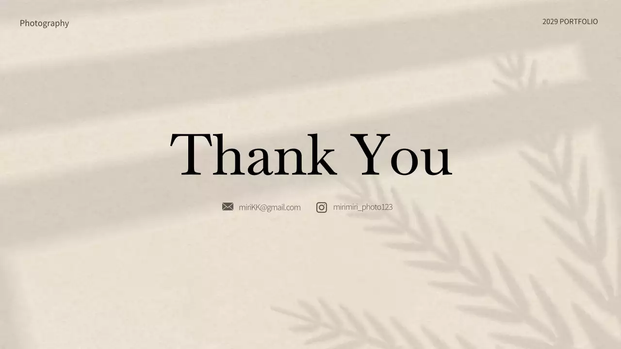 ベージュ シンプル 写真 ポートフォリオ プレゼンテーション