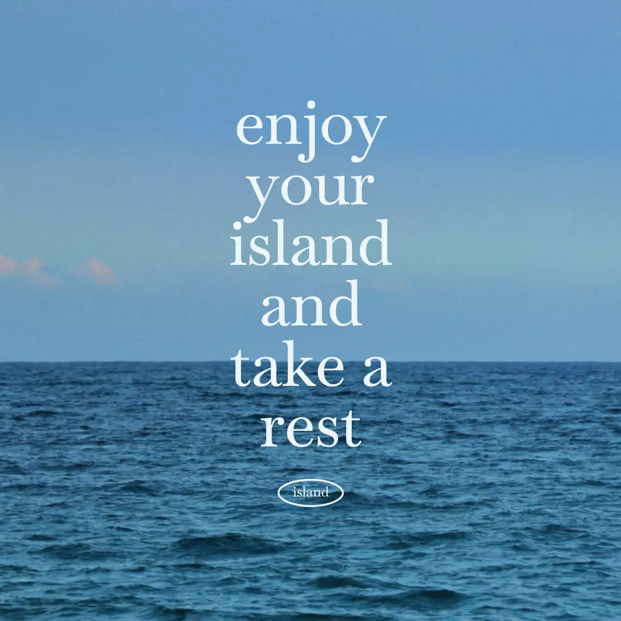 穏やかで情緒的な海の写真を背景にした情緒的な文字の観光商品デザイン。