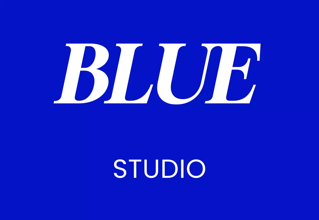 青と白のブルースタジオのテキストと単色の背景で構成されたシンプルな印象の店舗看板。
