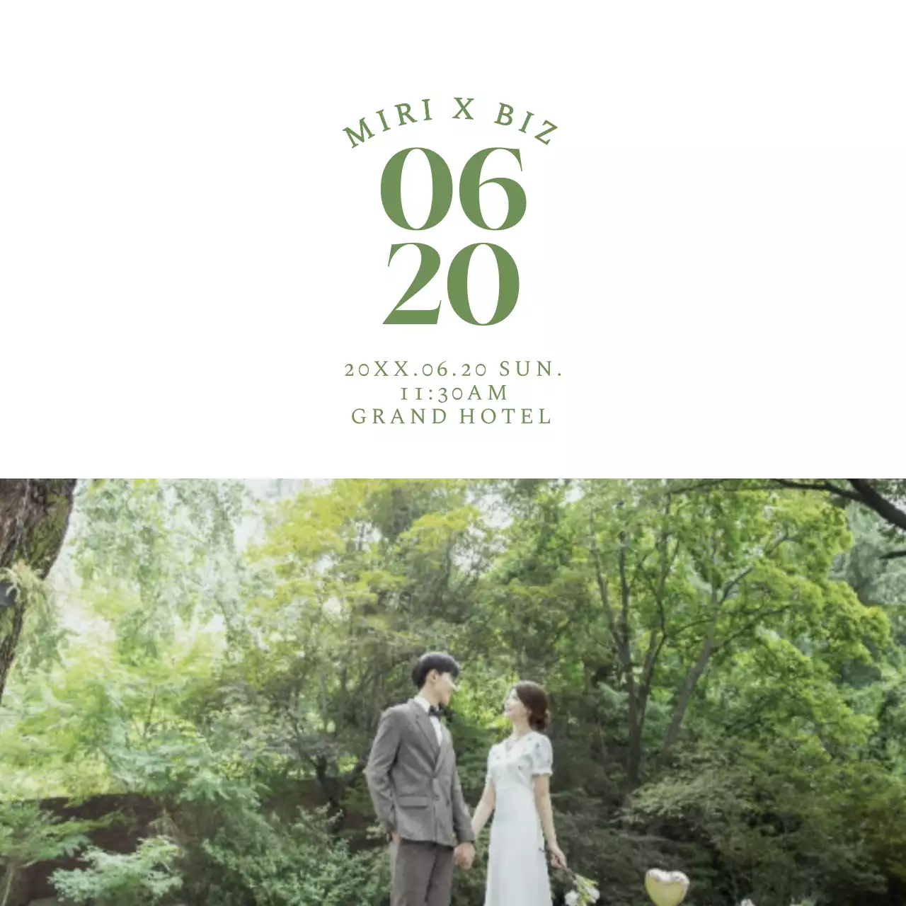 녹색과 흰색의 웨딩화보가 들어간 심플한 청첩장