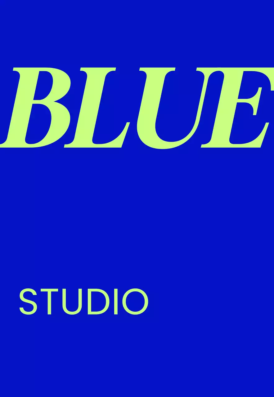 青と白のブルースタジオのテキストと単色の背景で構成されたシンプルな印象の店舗看板。
