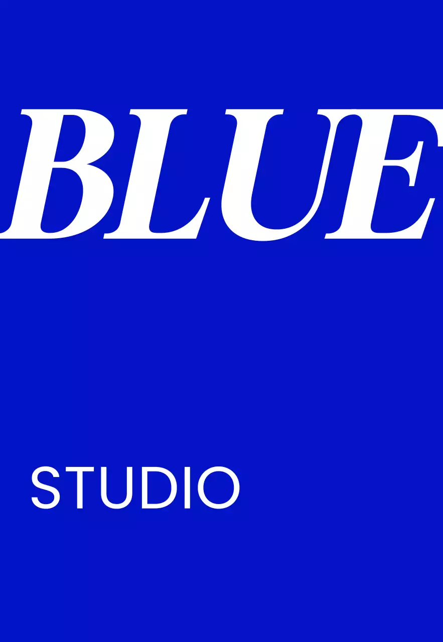 青と白のブルースタジオのテキストと単色の背景で構成されたシンプルな印象の店舗看板。