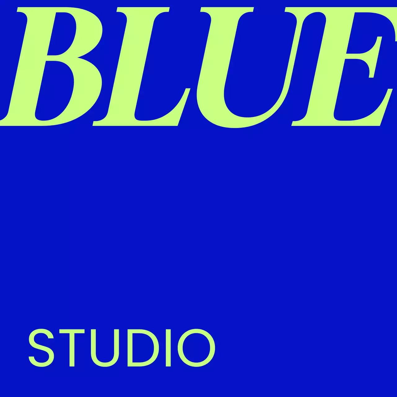 青と白のブルースタジオのテキストと単色の背景で構成されたシンプルな印象の店舗看板。