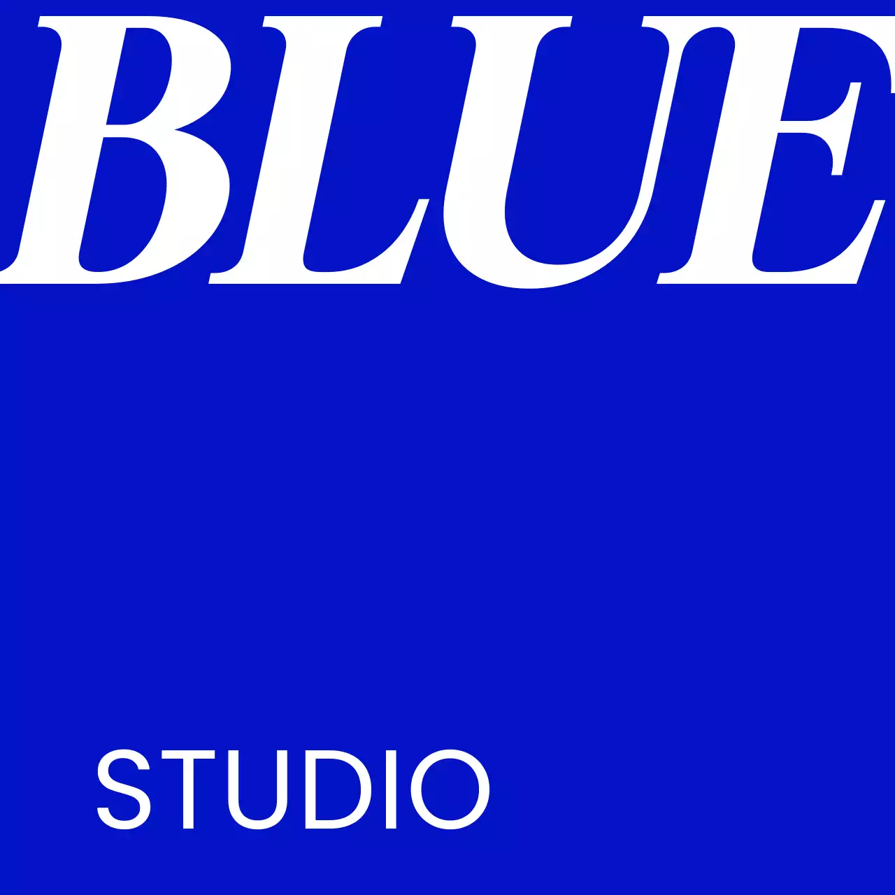 青と白のブルースタジオのテキストと単色の背景で構成されたシンプルな印象の店舗看板。