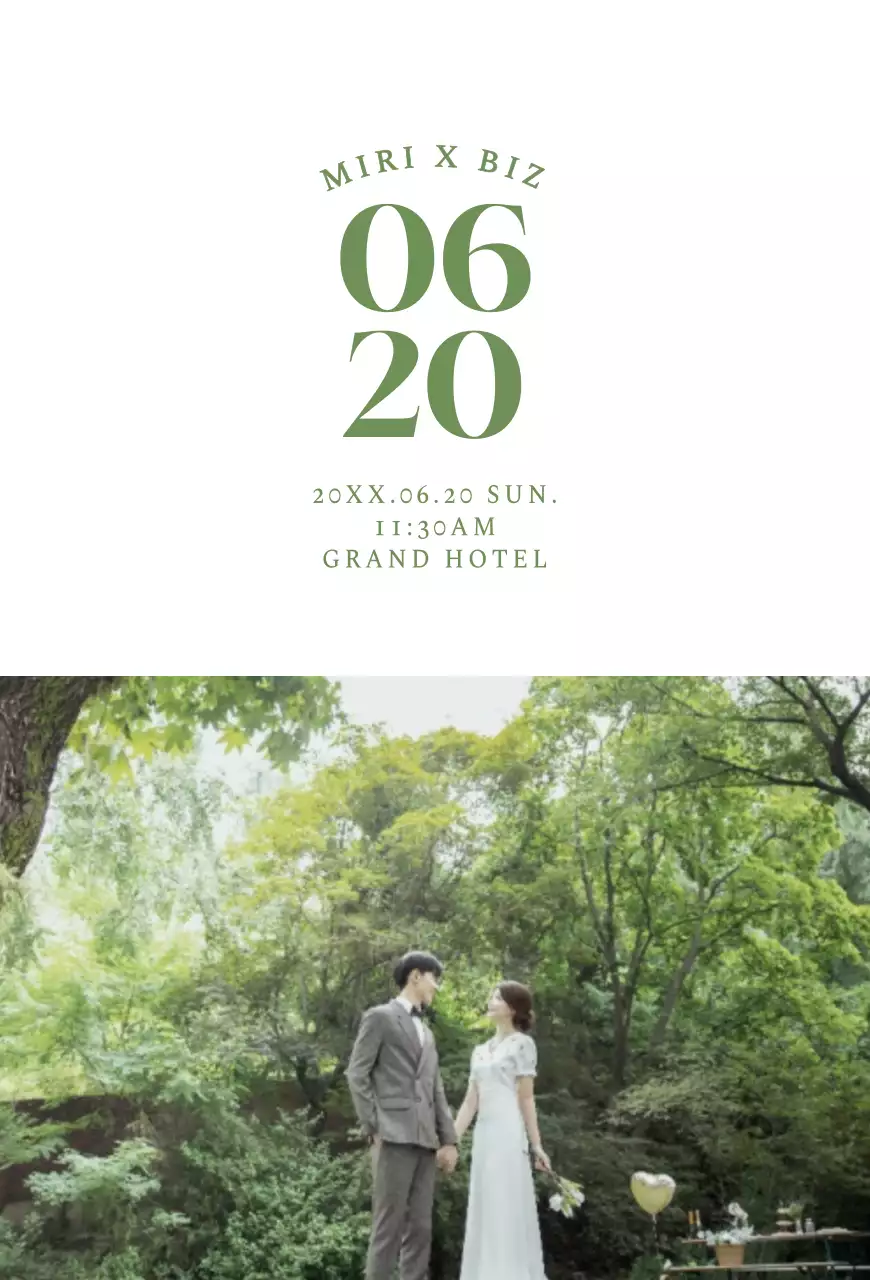 녹색과 흰색의 웨딩화보가 들어간 심플한 청첩장