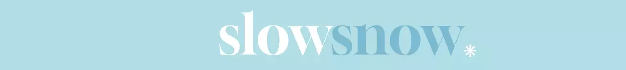 하늘색과 하얀색의 깨끗한 겨울 컨셉의 의류 회사 홍보용