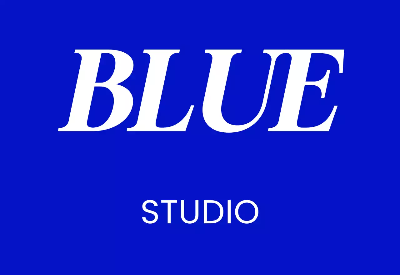 파란색과 흰색의 블루 스튜디오 텍스트와 단색 배경으로 이루어진 심플한 느낌의 매장 간판