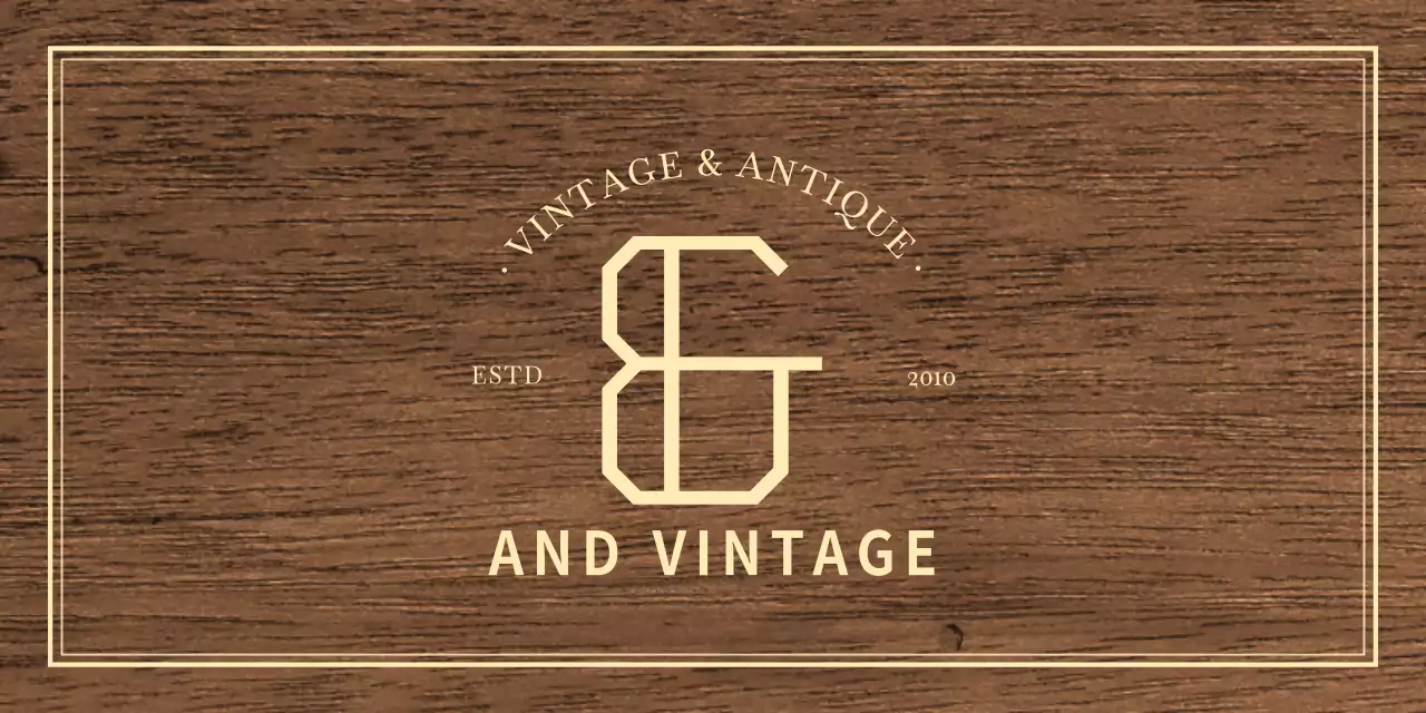 아이보리색의 텍스트로 이루어진 클래식한 느낌의 빈티지 앤틱샵 현판