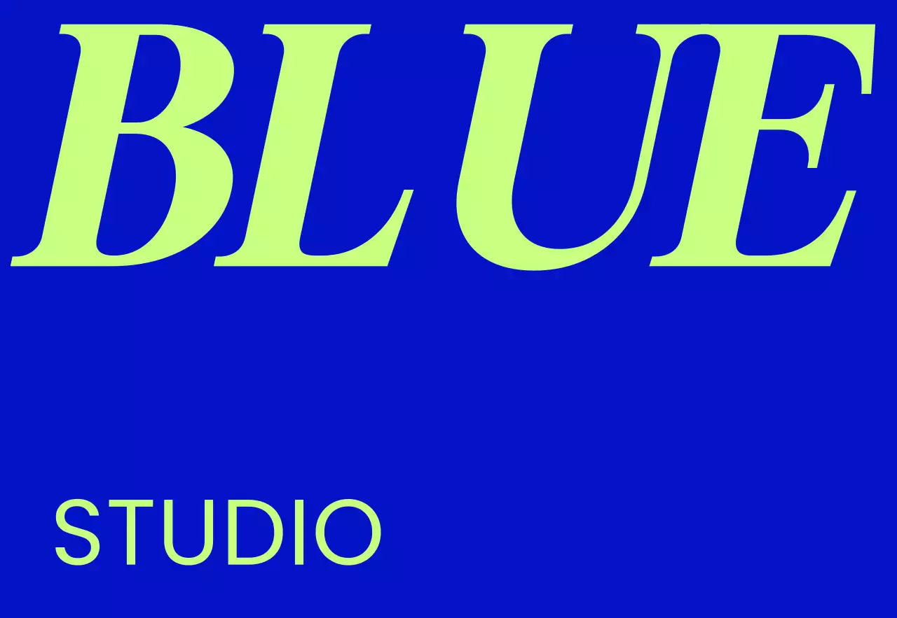 파란색과 흰색의 블루 스튜디오 텍스트와 단색 배경으로 이루어진 심플한 느낌의 매장 간판