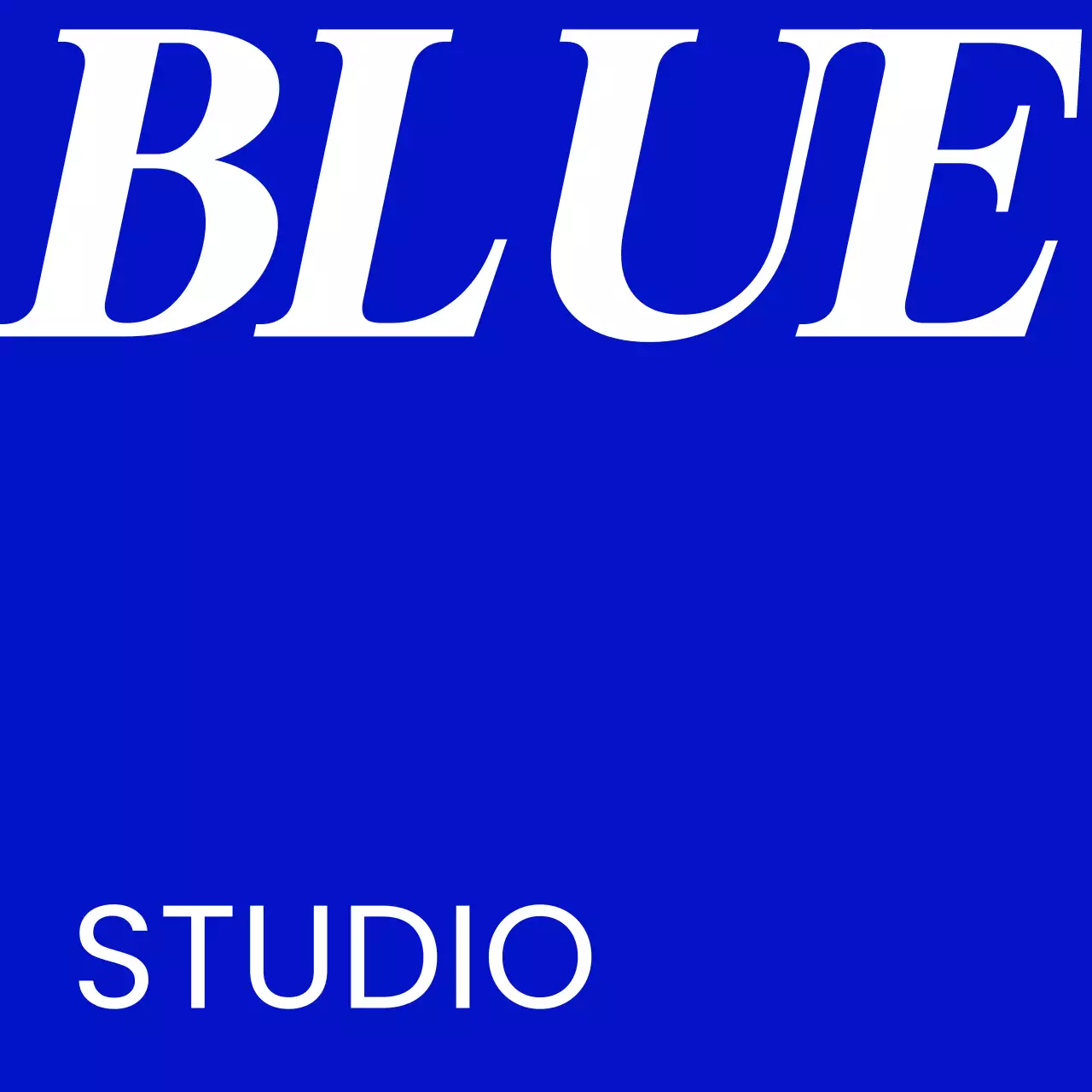 파란색과 흰색의 블루 스튜디오 텍스트와 단색 배경으로 이루어진 심플한 느낌의 매장 간판