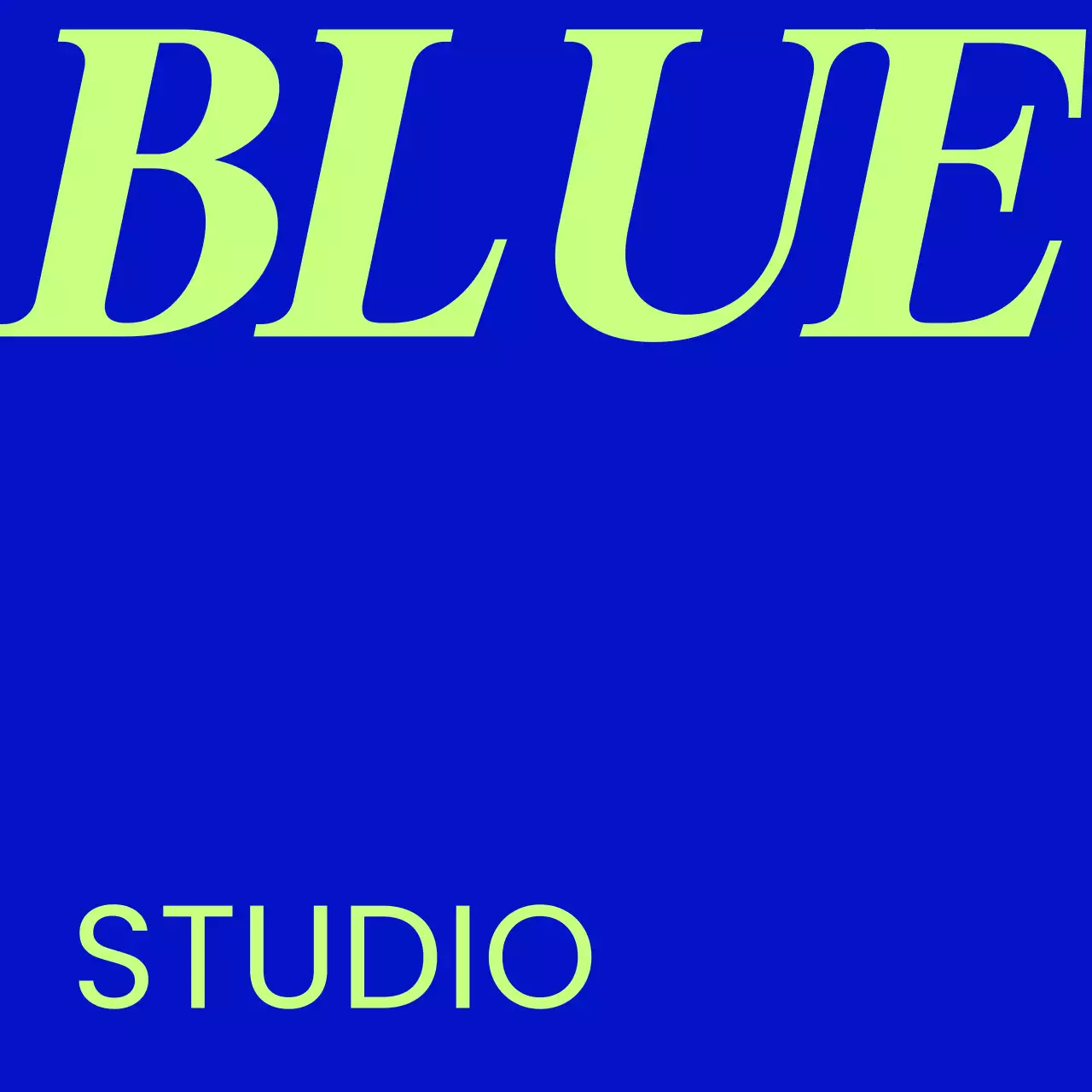 파란색과 흰색의 블루 스튜디오 텍스트와 단색 배경으로 이루어진 심플한 느낌의 매장 간판