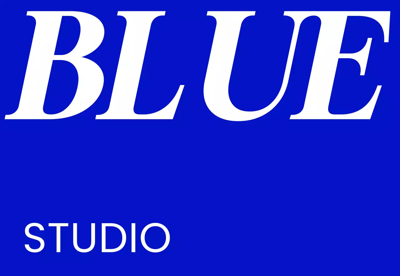 파란색과 흰색의 블루 스튜디오 텍스트와 단색 배경으로 이루어진 심플한 느낌의 매장 간판