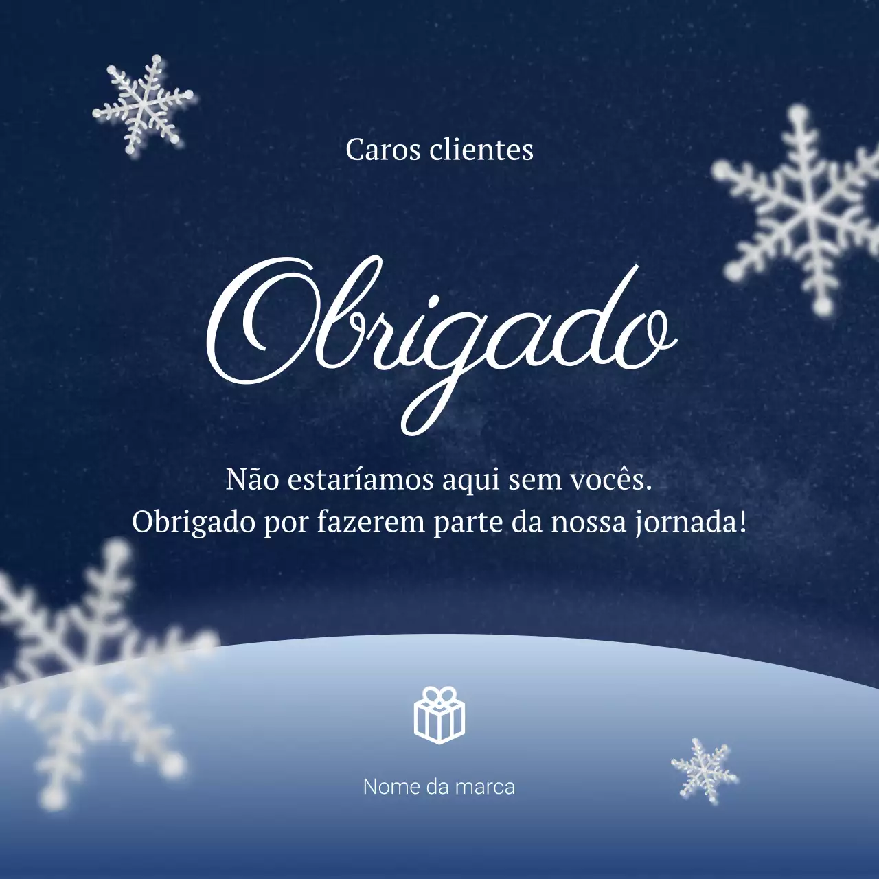 Quadrado para redes sociais com mensagem clássica minimalista de Ano Novo em azul e branco para saudação.