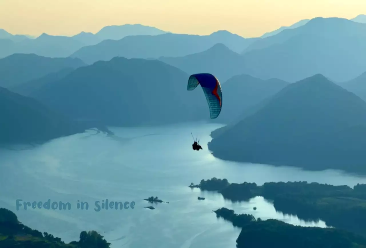 호수위를 비행하는 패러글라이딩