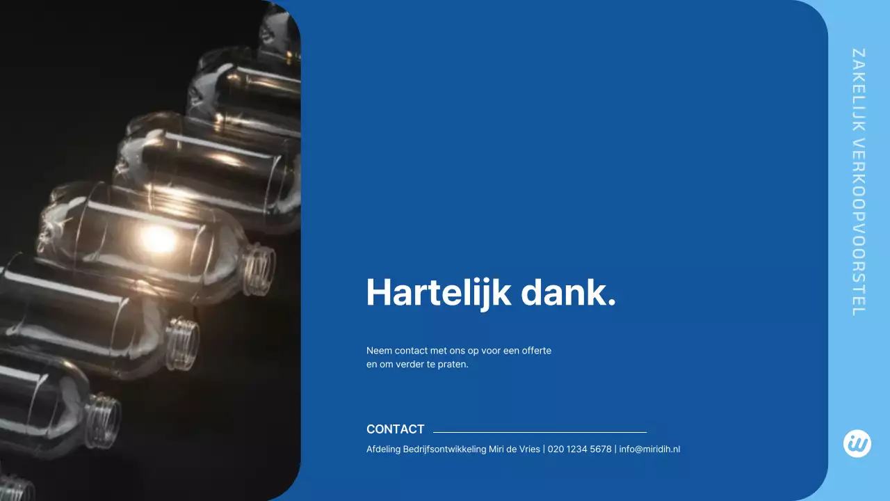 Blauwe moderne PET-fles B2B-voorstel Productintroductie Advertentie
