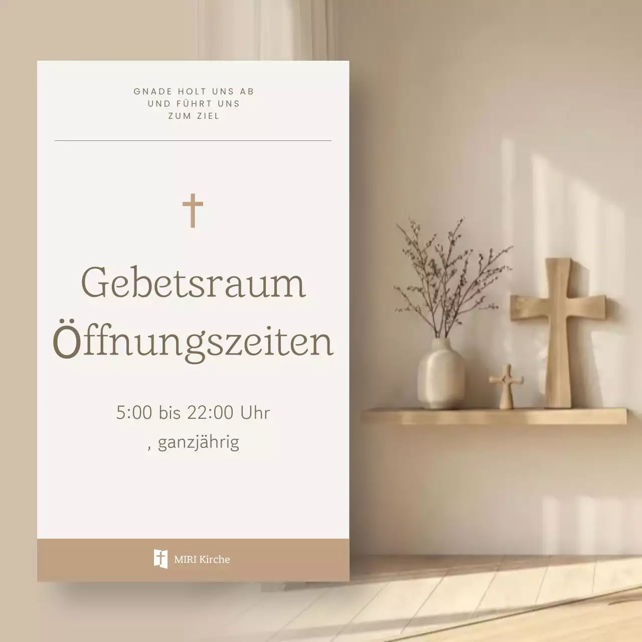 Öffnungszeiten des schlichten, beigefarbenen Gebetsraums