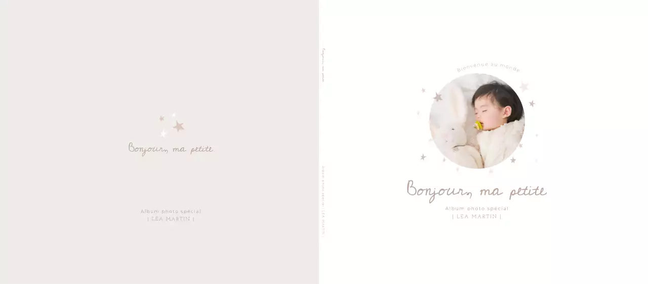 Invitation pour album de naissance minimaliste beige et mignonne